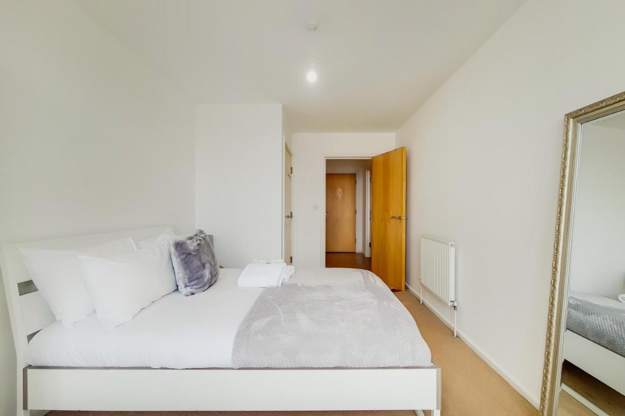 Free Parking - Two Bed Apartment By London Docklands ภายนอก รูปภาพ