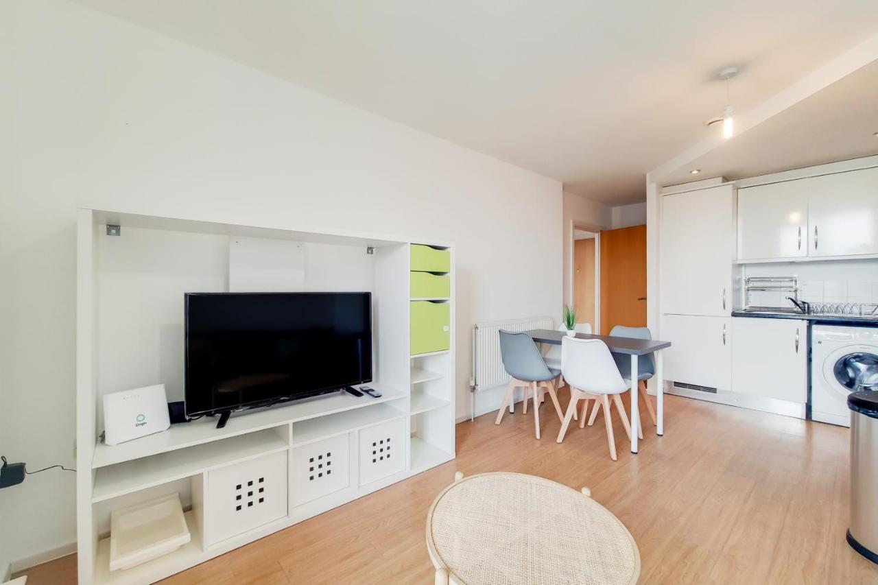 Free Parking - Two Bed Apartment By London Docklands ภายนอก รูปภาพ